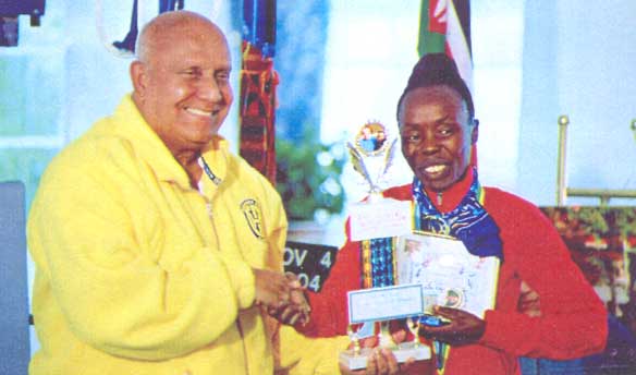 Sri Chinmoy předává ocenění